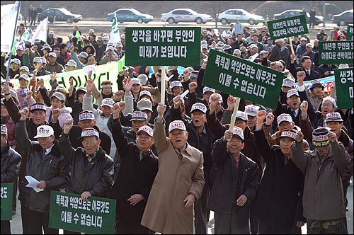 지난 1월 5일 오후 서울 여의도 둔치 공원에서 핵폐기장 유치를 찬성하는 `2대 국책사업 부안유치를 위한 범국민 촉구대회`가 열렸다. 부안군청은 이날 집회를 위해 공무원들을 시켜 주민들을 동원한 것으로 나타났다. 